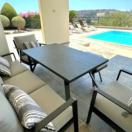 Вилла Serenity Pool & Garden *